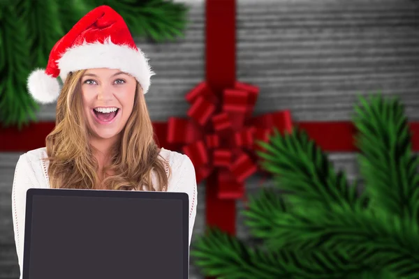 Композитное изображение праздничной блондинки с ноутбуком — стоковое фото