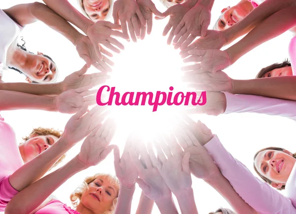 Donne felici in cerchio che indossano rosa per il cancro al seno — Foto Stock