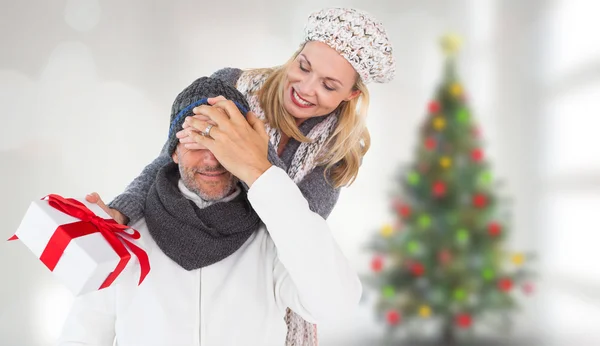 Casal de inverno feliz com presente — Fotografia de Stock