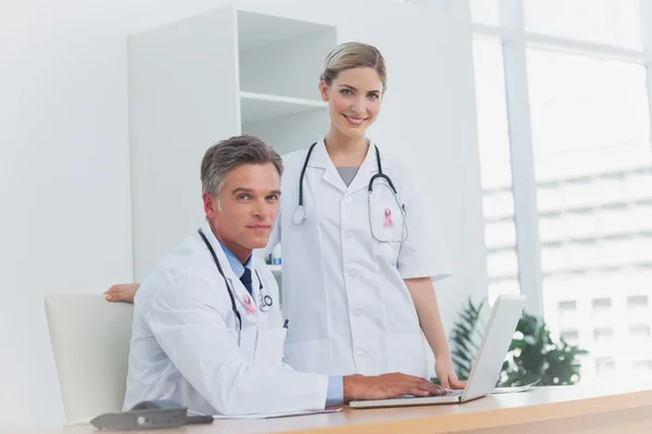 Zusammengesetztes Bild des Ärzteteams im Büro — Stockfoto