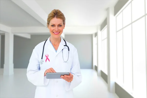 Kompositbild einer blonden Ärztin mit Tablet-PC — Stockfoto