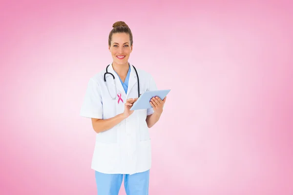 Bild einer hübschen Krankenschwester mit Tablet-PC — Stockfoto