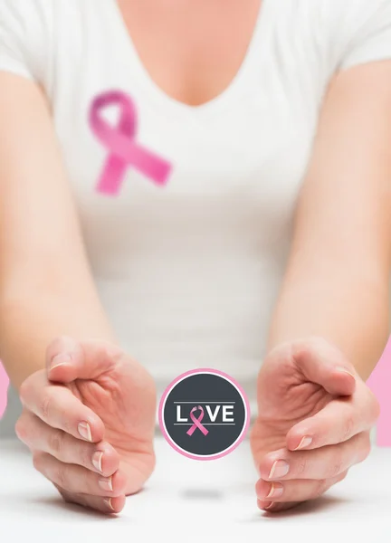 Kvinnan lägger fram breast cancer awareness meddelande — Stockfoto