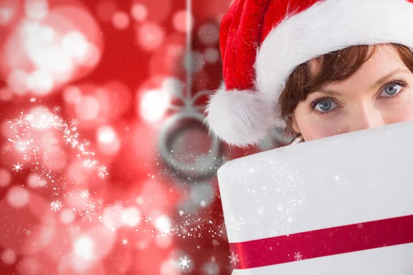 Frau hält Weihnachtsgeschenk in der Hand — Stockfoto