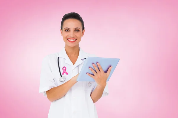 Samengestelde afbeelding van mooie verpleegster gebruiken, tablet pc — Stockfoto