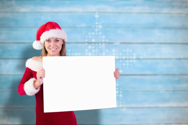 Компромиссное изображение праздничной блондинки, улыбающейся у камеры, удерживающей пост — стоковое фото