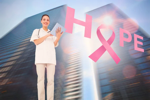 Ärztin mit Brustkrebs-Aufklärungsbotschaft — Stockfoto