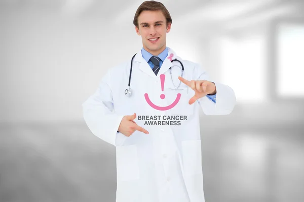 Médecin avec message de sensibilisation au cancer du sein — Photo