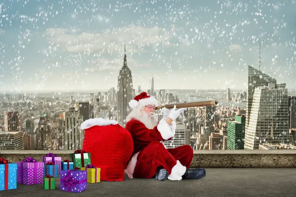 Immagine composita di Babbo Natale guardando attraverso il telescopio — Foto Stock