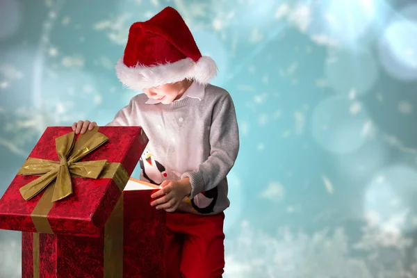 Immagine composita del regalo di apertura del ragazzo festivo — Foto Stock