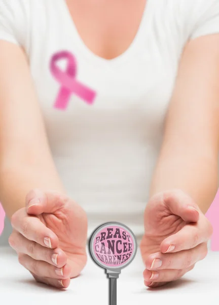 Mujer que presenta mensaje de conciencia sobre el cáncer de mama —  Fotos de Stock