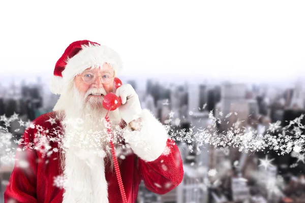 Zusammengesetztes Bild von Weihnachtsmann am Telefon — Stockfoto