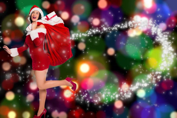 Imagen compuesta de la mujer de pie con regalos de Navidad — Foto de Stock