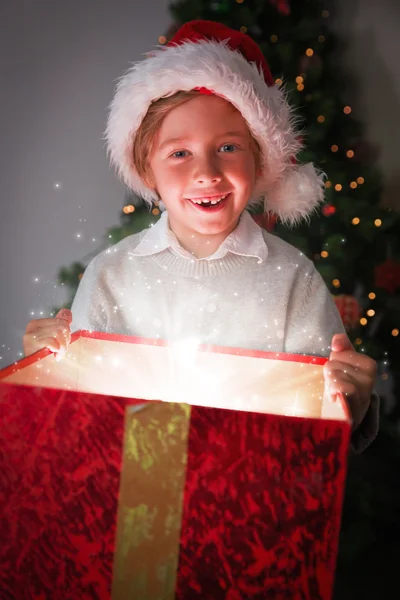 Bild eines Kindes, das sein Weihnachtsgeschenk öffnet — Stockfoto