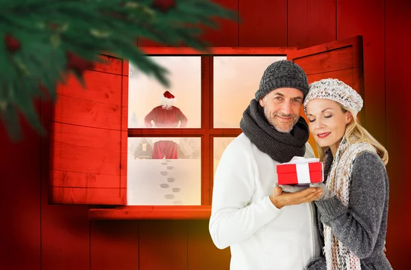 Happy winter paar met cadeau — Stockfoto