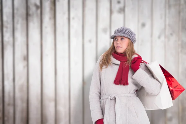 Imagen compuesta de la rubia feliz en ropa de invierno posando — Foto de Stock