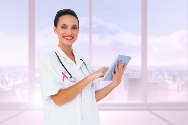 Bild einer hübschen Krankenschwester mit Tablet-PC — Stockfoto
