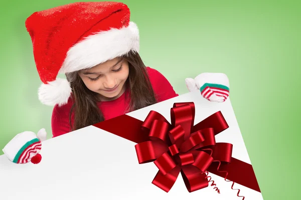 Imagen compuesta de la niña festiva mostrando la tarjeta — Foto de Stock