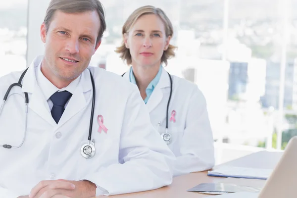 Grupo de médicos posando en su escritorio — Foto de Stock