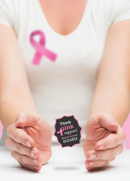 Mulher apresentando mensagem de conscientização sobre câncer de mama — Fotografia de Stock