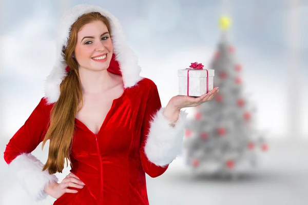 Imagen compuesta de chica bonita en traje de santa celebración caja de regalo — Foto de Stock