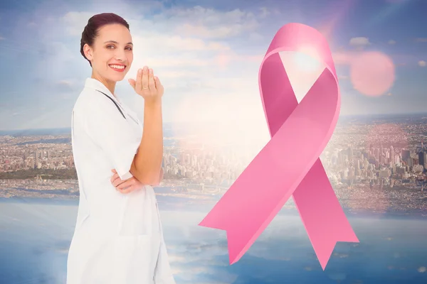 Läkare med breast cancer awareness meddelande — Stockfoto