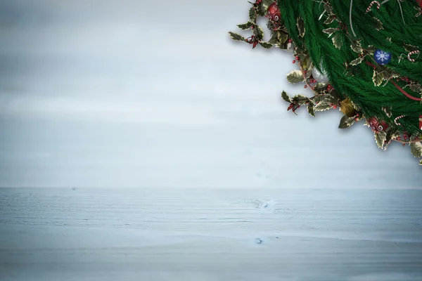 Ghirlanda di Natale festiva con decorazioni — Foto Stock