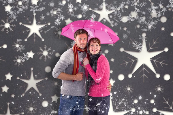 Couple standing underneath an umbrella — Stock Photo, Image