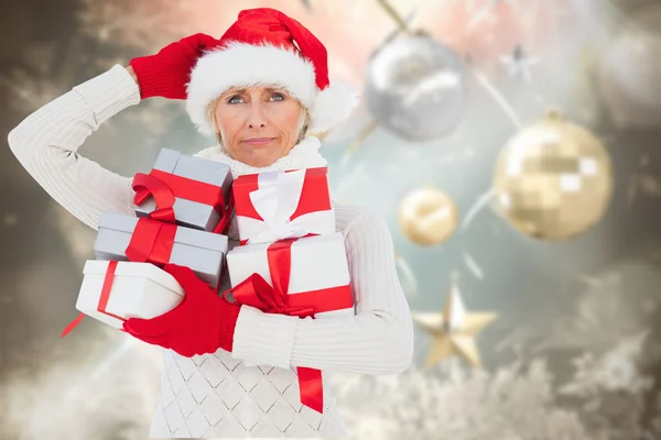 Immagine composita di donna festiva che tiene regali — Foto Stock