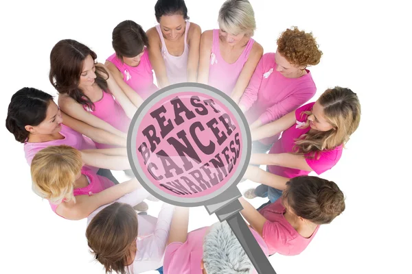 Fröhliche Frauen in rosa im Kreis — Stockfoto