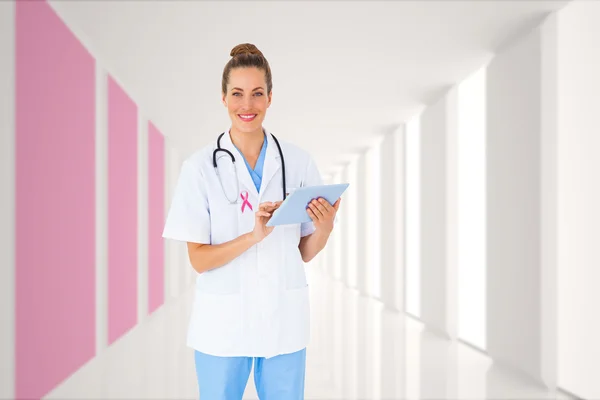 Изображение симпатичной медсестры с помощью планшетного компьютера — стоковое фото