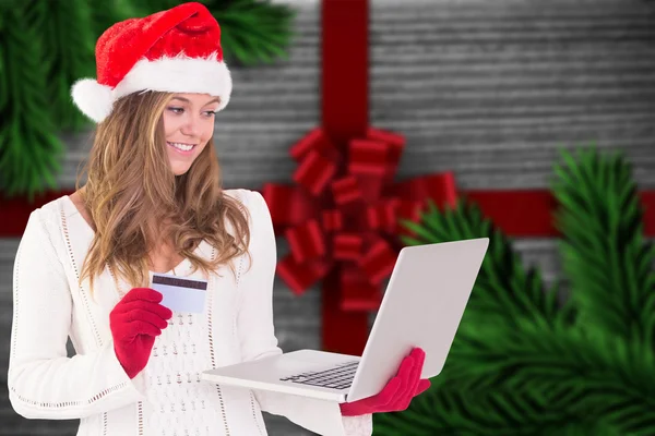 Изображение праздничной блондинки, совершающей покупки в интернете с ноутбука — стоковое фото
