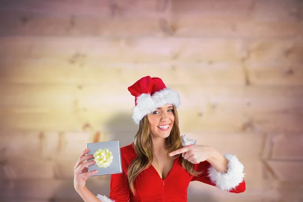 Zusammengesetzte Bild von sexy Weihnachtsmädchen mit Geschenk — Stockfoto