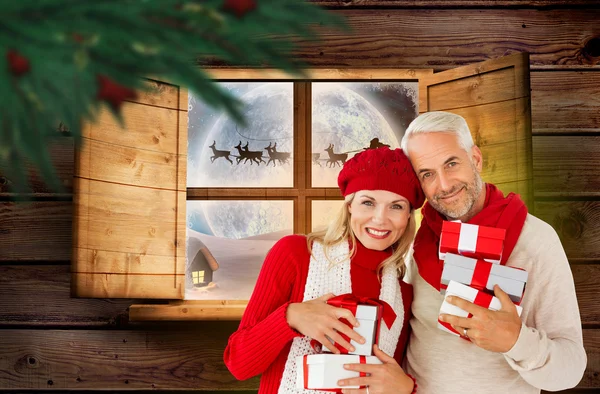 Feliz pareja festiva con regalos — Foto de Stock