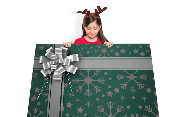 Imagen compuesta de la niña festiva mostrando la tarjeta —  Fotos de Stock