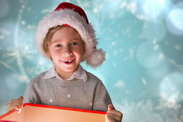 Zusammengesetzte Bild von festlichen Jungen Eröffnungsgeschenk — Stockfoto