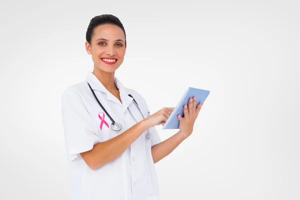 Bild einer hübschen Krankenschwester mit Tablet-PC — Stockfoto