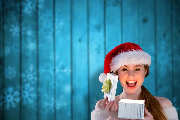 Sexy meisje in santa kostuum openen een geschenk — Stockfoto