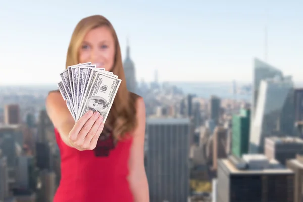 Imagem composta de loira bonita mostrando maço de dinheiro — Fotografia de Stock