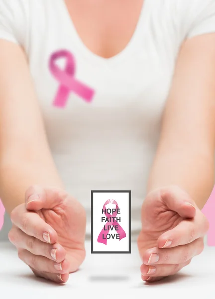 Vrouw presenteren borst kanker bewustzijn bericht — Stockfoto