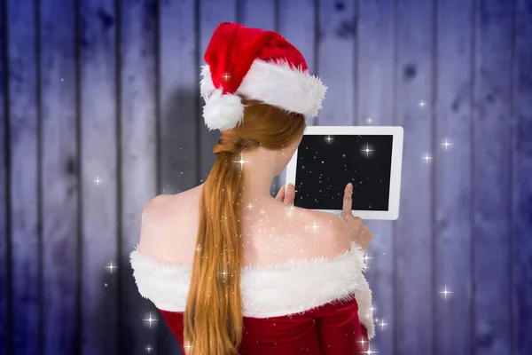 Verbundbild des hübschen Weihnachtsmädchens mit Tablet-PC — Stockfoto