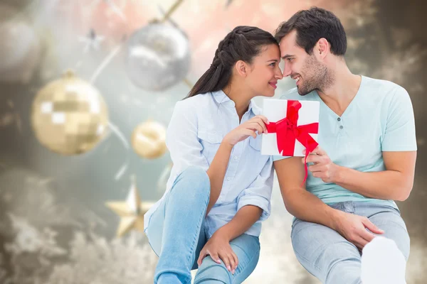 Joven pareja celebración regalo — Foto de Stock