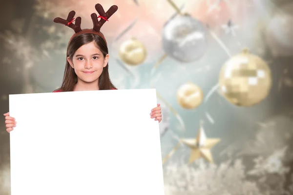 Комический образ праздничной девчонки, показывающей открытку — стоковое фото