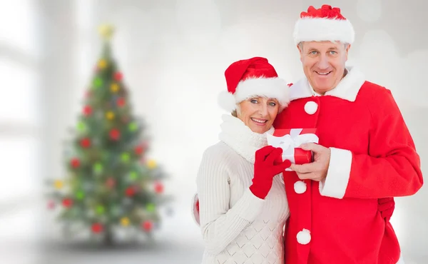 Zusammengesetztes Bild eines festlich erwachsenen Paares mit Geschenk — Stockfoto