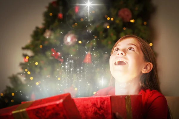 Klein meisje openen een magische kerstcadeau — Stockfoto