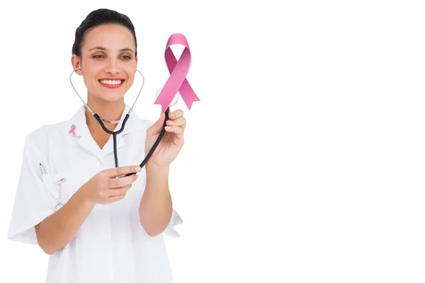 स्तन कैंसर जागरूकता संदेश के साथ डॉक्टर — स्टॉक फ़ोटो, इमेज
