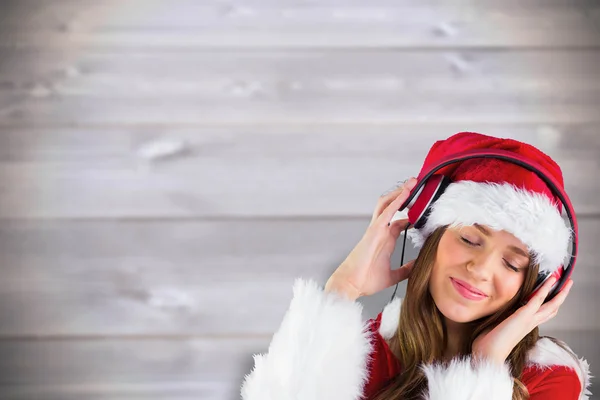 Sammansatt bild av sexig santa flicka lyssna på musik — Stockfoto