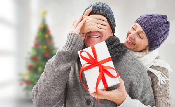 Bild einer reifen Frau überrascht Partner mit Geschenk — Stockfoto