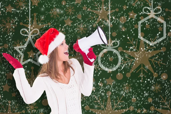 Loira festiva gritando através de megafone — Fotografia de Stock