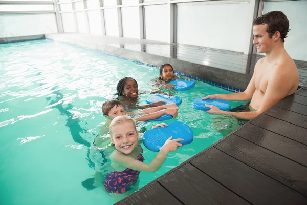 Graziosa lezione di nuoto in piscina con allenatore — Foto Stock